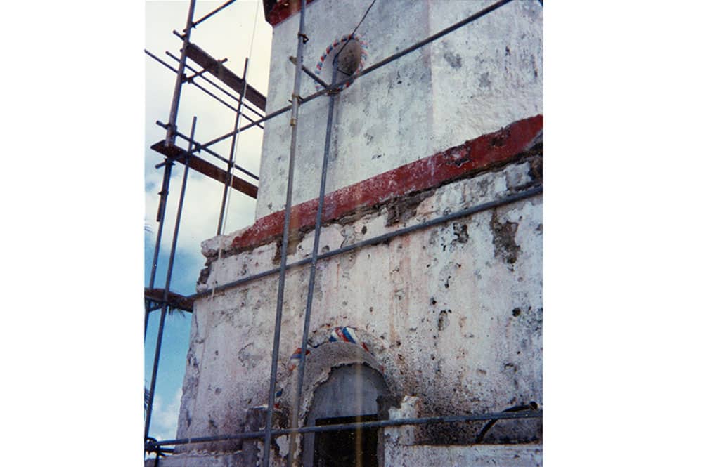 Les moulures torsadées "bleu, blanc, rouge" du phare de Makemo en 1998 juste avant leur disparition.