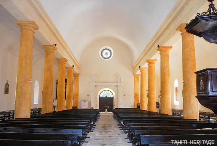 Intérieur de la cathédrale Saint-Michel, vue vers l'entrée. Mangareva Gambier 2012 © Tahiti Heritage 