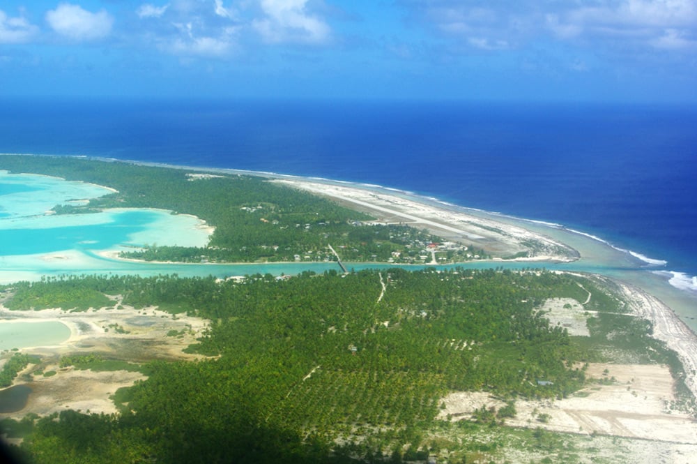 Village et passe de Mataiva. Photo flight report