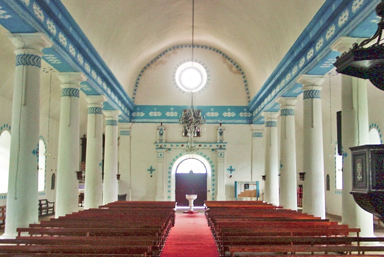 Intérieur de la cathédrale de Rikitea en 2002 © Tahiti Heritage