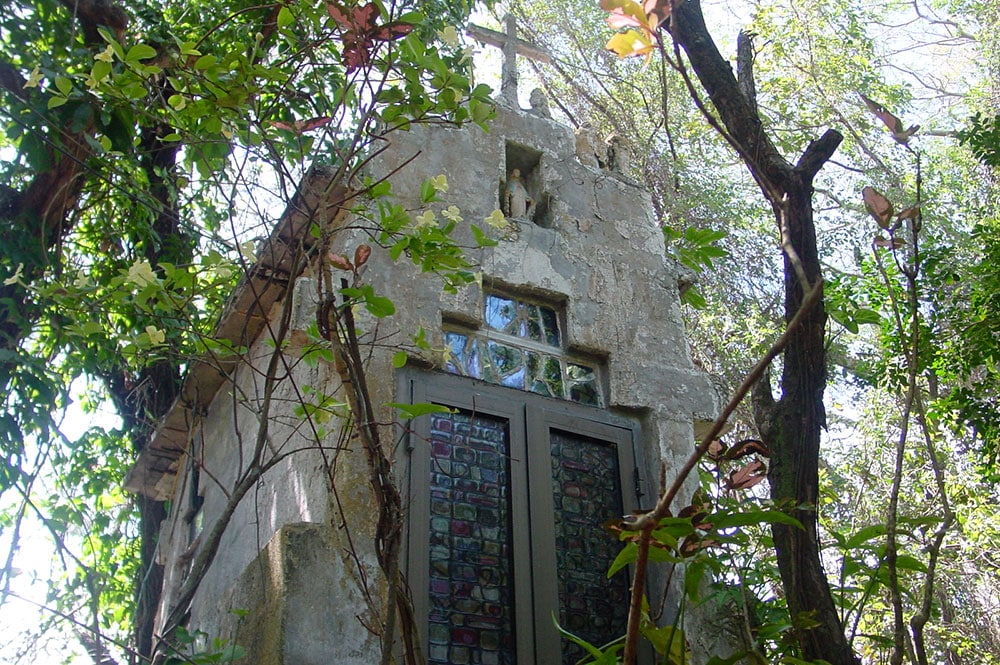 Tombe de Charles Van den Broek, sur les hauteurs de Mahina © Tahiti Heritage