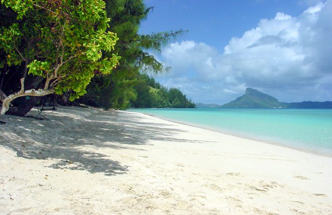 La plage d'Aukena, au Gambier, la plus belle plage du monde © Tahiti Heritage