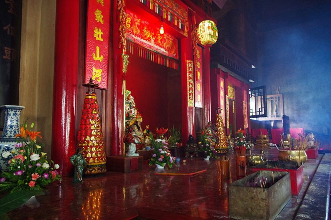 Intérieur du temple chinois de Kanti à Papeete, Tahiti. Photo Yan Peirsegaele