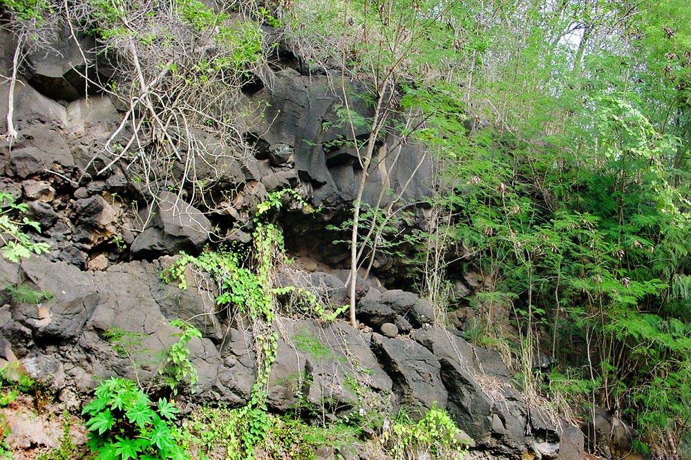 Grotte Parau, Naohata à Pirae. © Tahiti Heritage