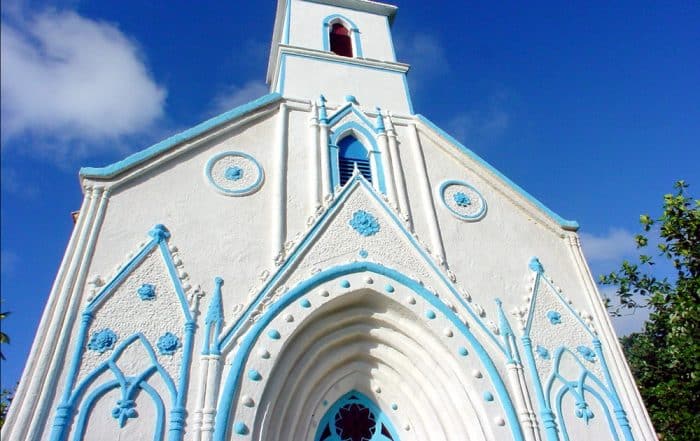 Fronton de l'’église de Taravai aux Gambier blanche et bleu de la Vierge. © Tahiti Heritage