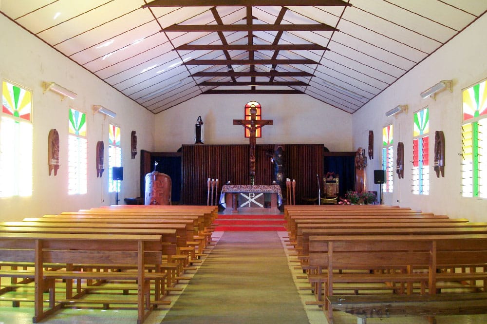 Intérieur de l'église Sainte-Thérèse-de-l'Enfant-Jésus de Hane à Ua Huka