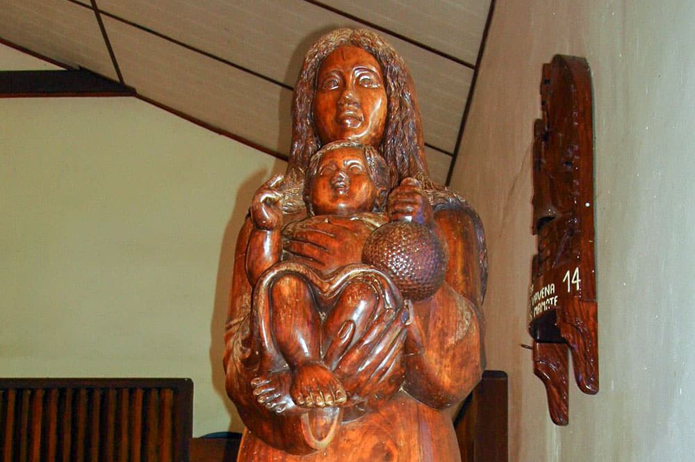 Vierge et l'enfant de l'église Sainte-Thérèse-de-l'Enfant-Jésus de Hane à Ua Huka
