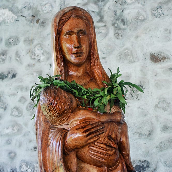 Statue de la Sainte-Vierge à l'entrée de l'église Notre Dame de Tautira en 2013