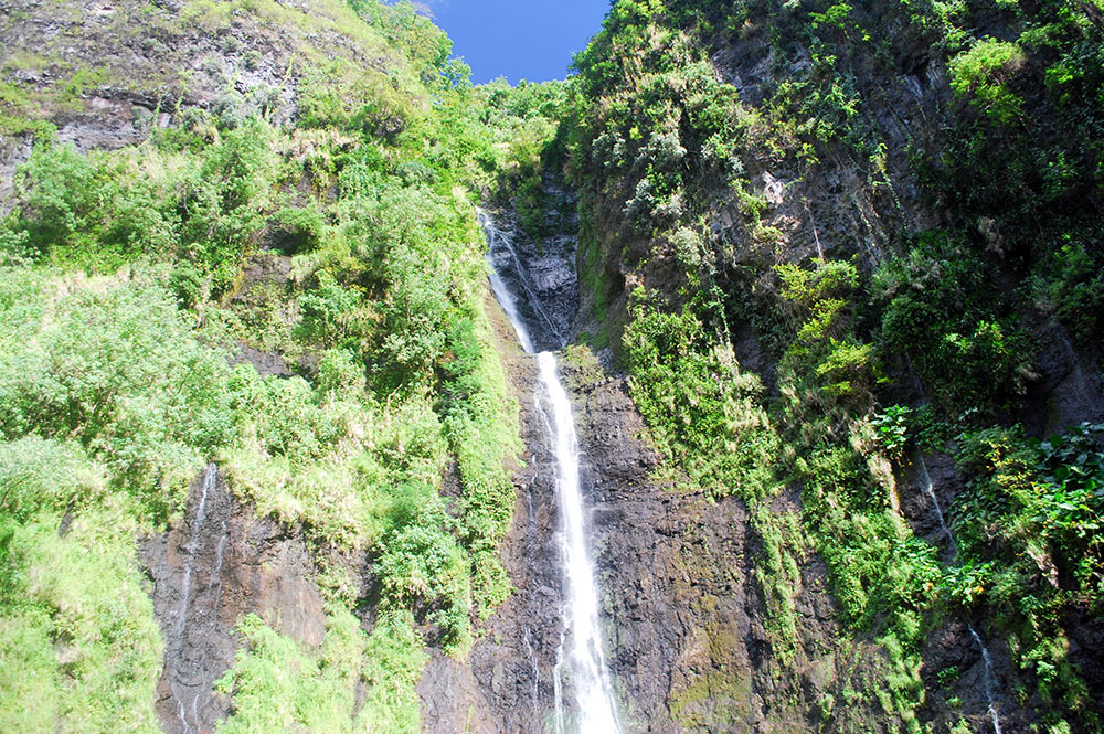 Hauteur de la première cascade de la Faaurumaì, Hitiaa © Tahiti Heritage