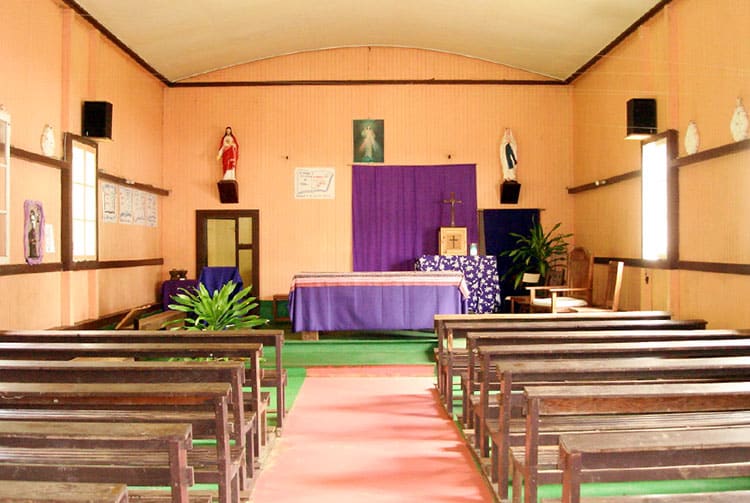 Intérieur de l'église du Sacré-Coeur à Puamau, Hiva Oa. Photo Heidy Baumgartner
