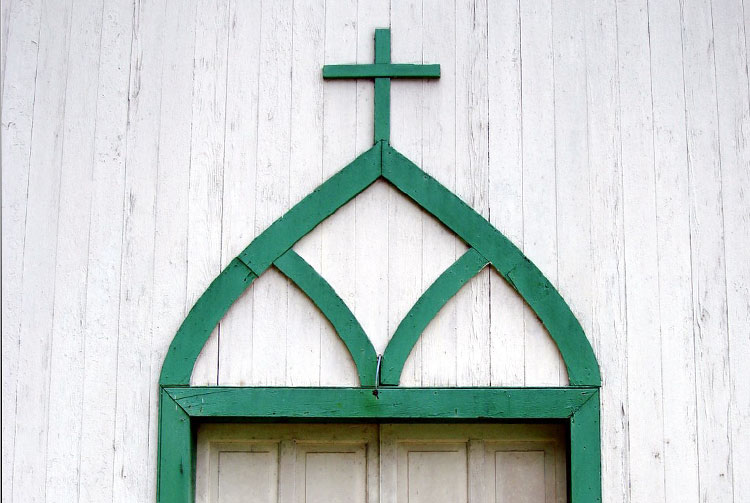 Porche de l'église du Sacré-Coeur à Puamau, Hiva Oa. Photo Heidy Baumgartner