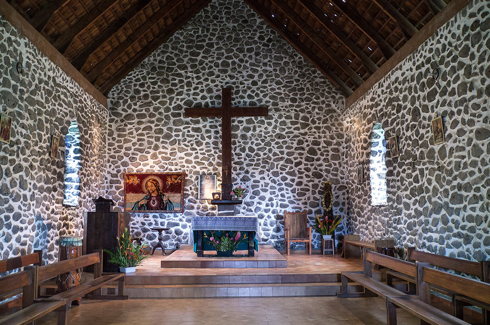 Intérieur de l'église Notre-Dame du Sacré-Coeur, à Taaoa, Hiva Oa. Photo Rita Willaert