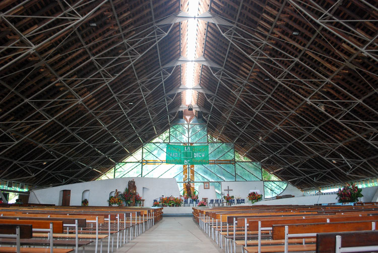 Intérieur de l'église Maria no te hau de Papeete, Tahiti.