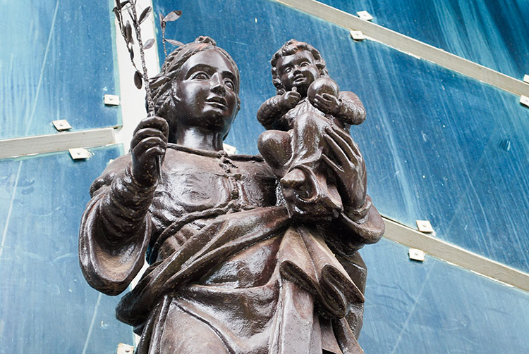 La statue de la Vierge de l'église Maria no te hau de Papeete, Tahiti.