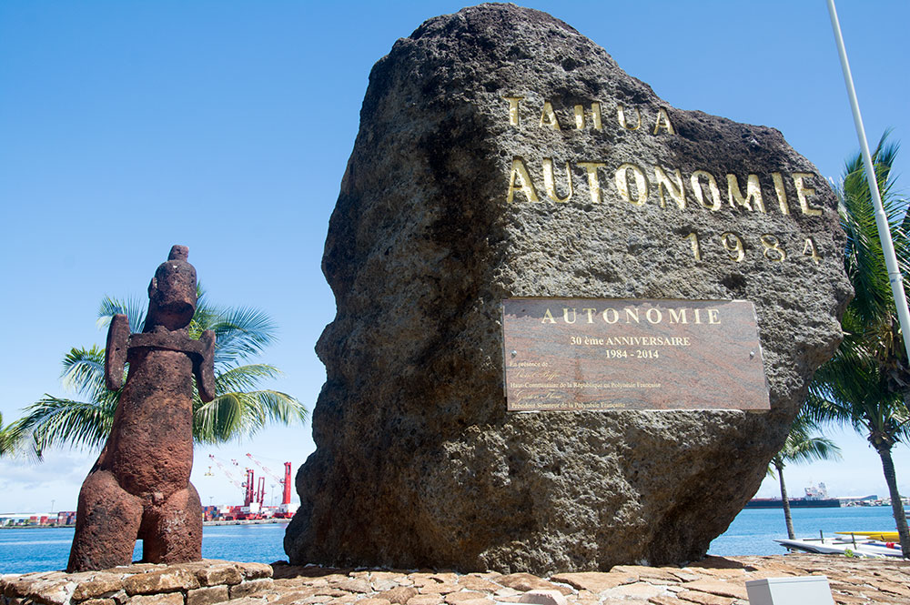 La stèle de l'Autonomie, au Parc Paofai à Papeete en 2014