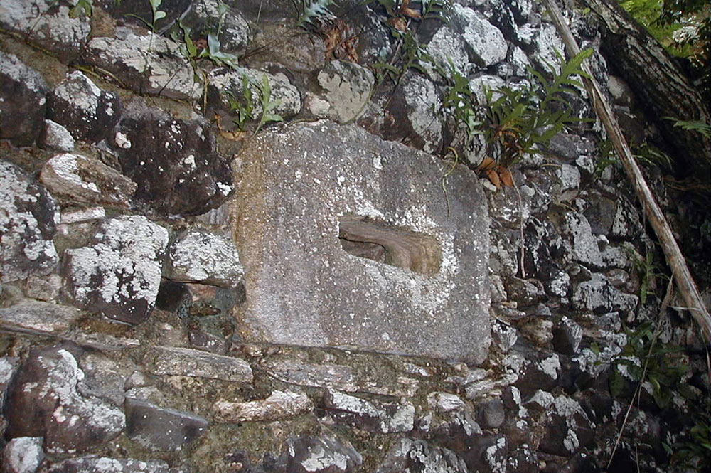 Fenêtre de la prison de Rikitea, Mangareva. © Tahiti Heritage