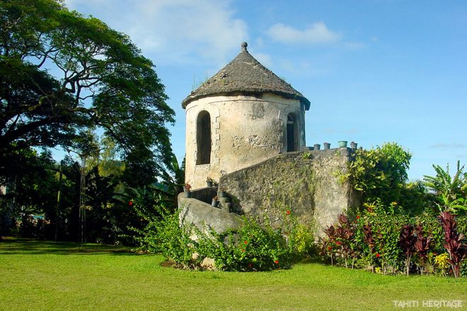 Tour du Roi, à Rikite, île de Mangareva, Gambier © Tahit Heritage / Olivier Babin