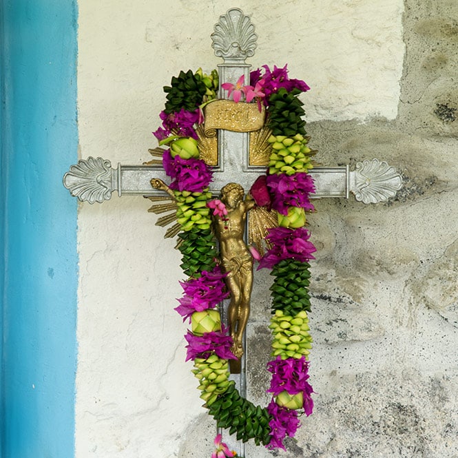 Croix d'autel à l'entrée de l'église Notre Dame de la paix de Tautira © Tahiti Heritage 2018