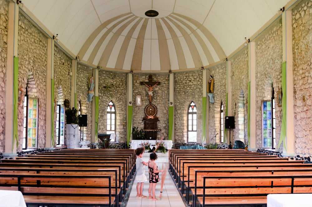 Intérieur de l'église Notre-Dame de la Paix de Tautira