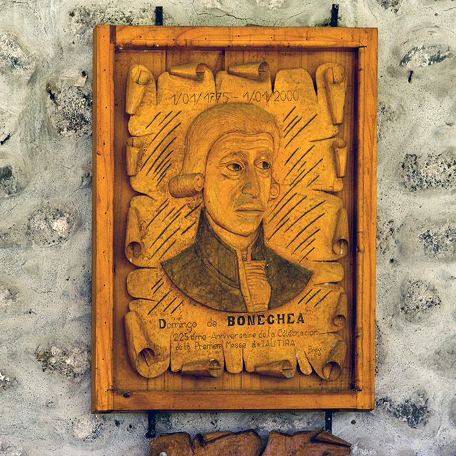 Tableau en bois représentant Domingo de Boenechea sous le porche de l'église de Tautira