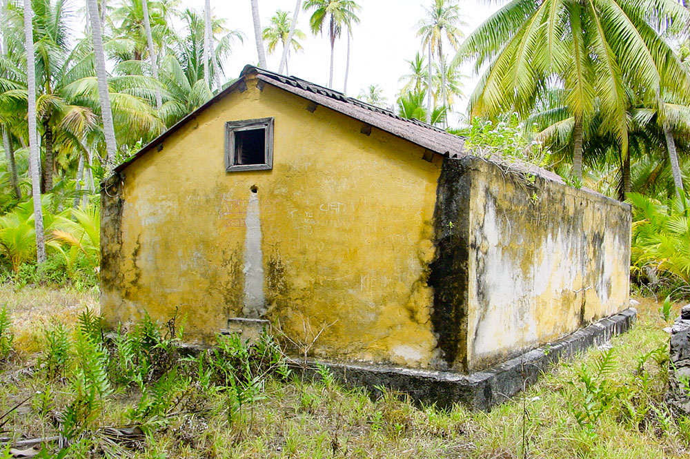 Citerne de l'ancien village Maiai de Tikehau. 2003 ©Tahiti Heritage