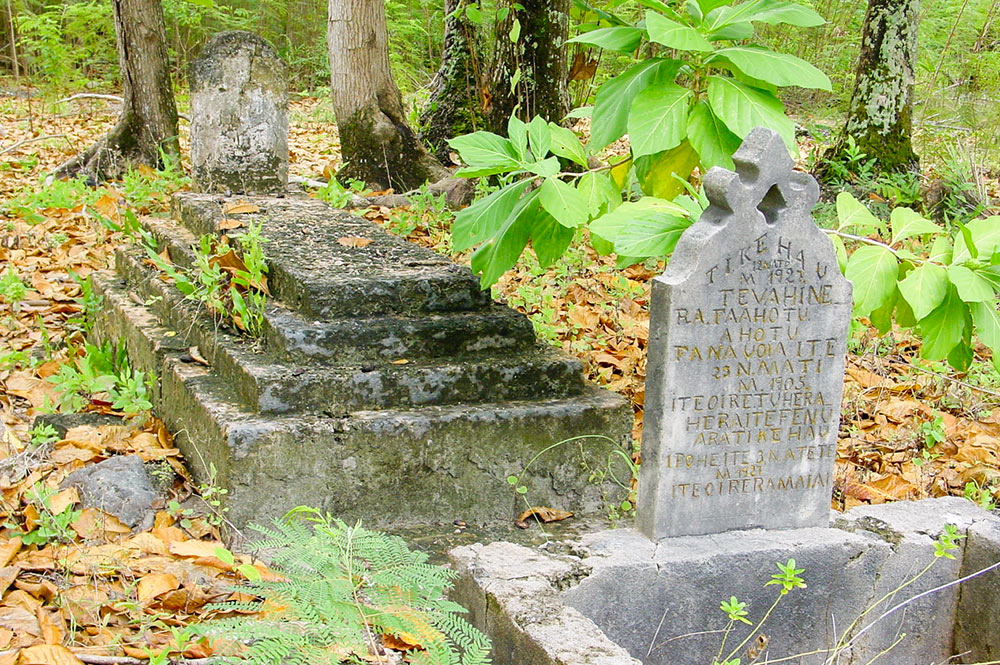 Tombes de l'ancien village Maiai de Tikehau