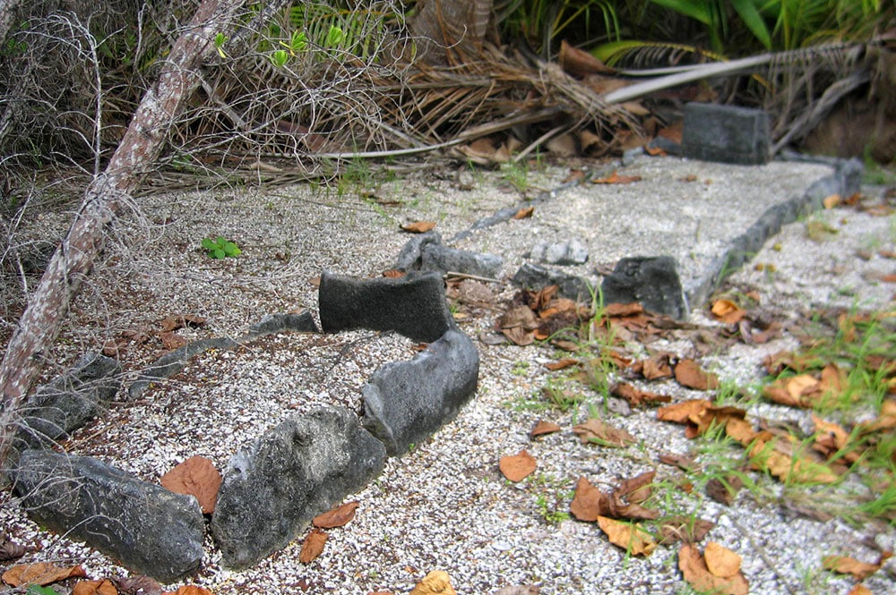 Tombe a coté de la mâchoire de Marau à Motutunga