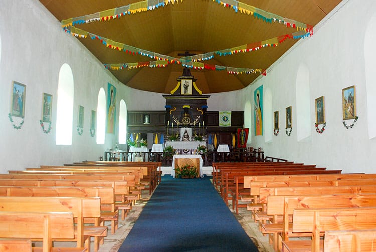 Intérieur de l'église Notre Dame de Paix d'Akamanu , Gambier © Tahiti Heritage