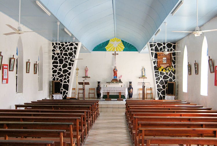 Intérieur de l'église Saint-Pierre de Hao. © Tahiti Heritage