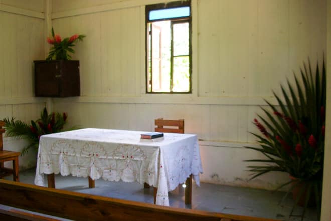 Intérieur du temple de Puama, à Hiva Oa