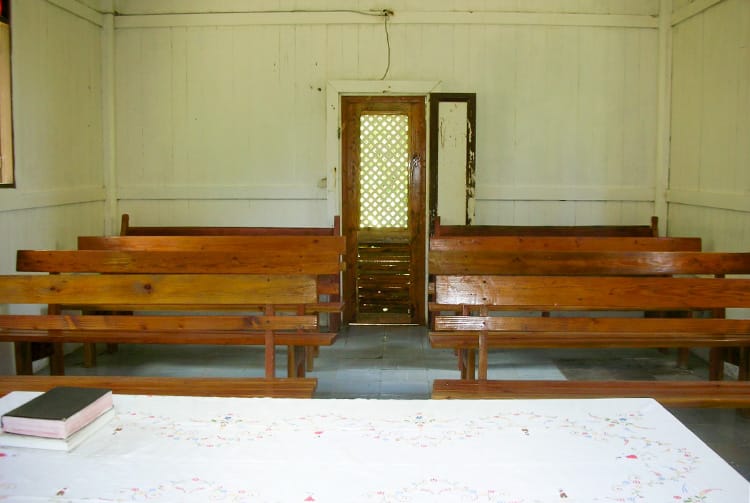 Intérieur du temple de Puama, à Hiva Oa