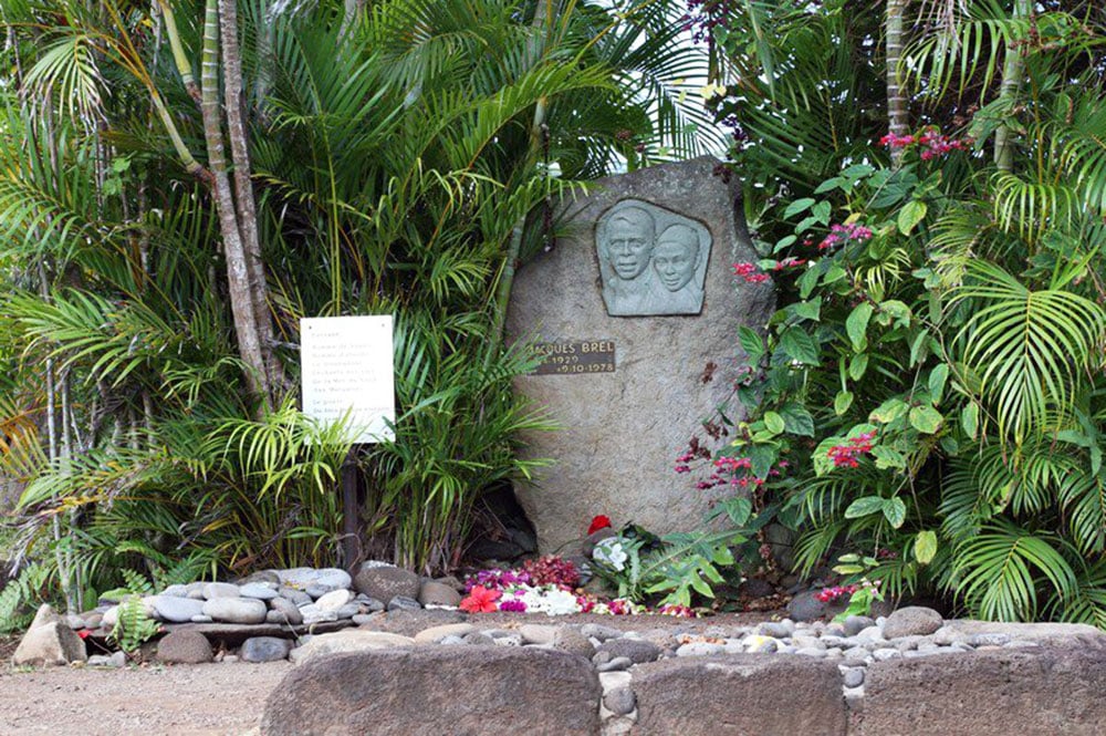 Tombe de Jacques Brel, cimetière d'Atuona, Hiva Oa. Photo Bruno Lupan