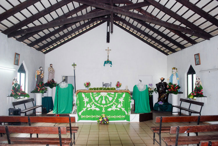 Intérieur de l'église Saint-Lazare d'Orofara, à Mahina, © Tahiti Heritage
