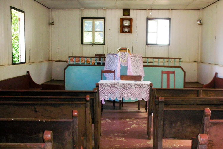 Intérieur du temple protestant de Vaitahu, île de Tahuata. Photo Anastas