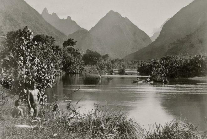 Bord de mer à coté de l'embouchure de la Vaitepiha, à Tautira, Tahiti.