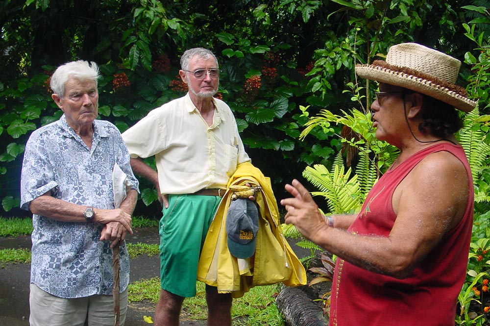 Jean-Marie Boubée et son fils avec Talo Pambrun au jardin botanique en 2002