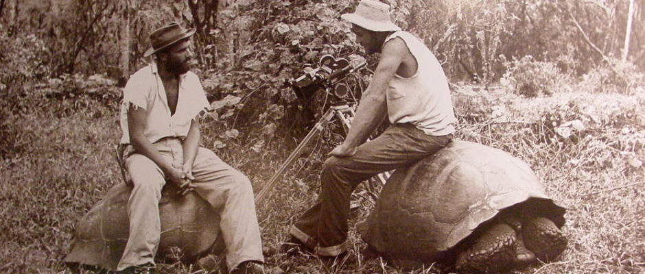 Harrison Smith assis sur une des ses tortues de Galapagos