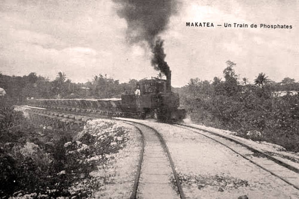 Train avec des wagonnets de phosphate à Makatea