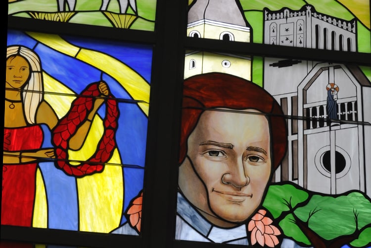 Détail du vitrail du Lycée du Sacré-Cœur de Taravao representant Jean-Marie de La Mennais devant les églises de Ploërmel et de Taravao. Photo Saga70