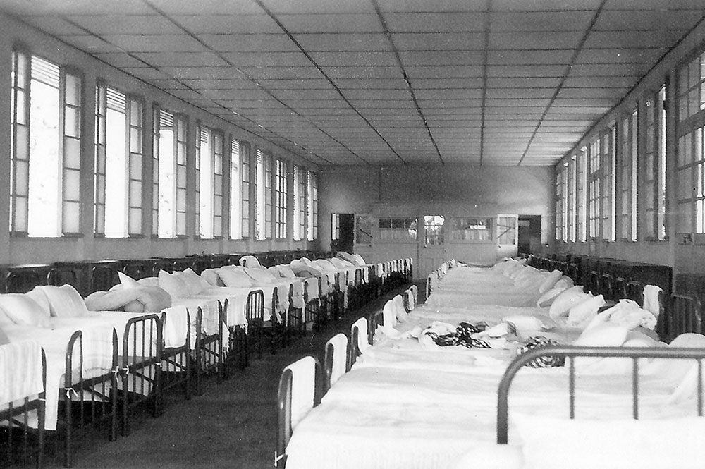 Dortoir du Lycée Gauguin de Papeete en 1951. Photo Mme Chabouis