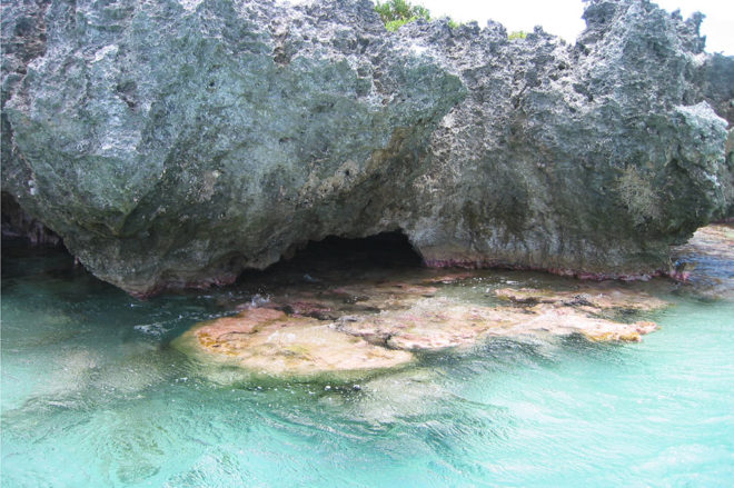 Entrée de la grotte Faitiga du sud de Anaa © Tahiti Heritage