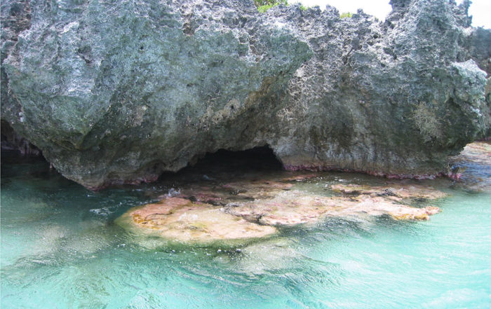 Entrée de la grotte Faitiga du sud de Anaa © Tahiti Heritage