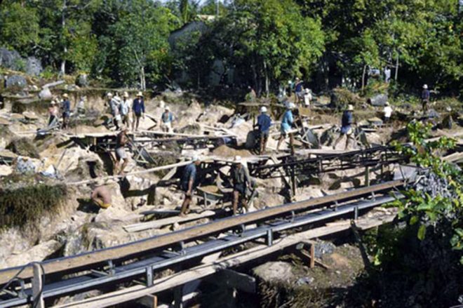 Les ouvriers de Makatea en 1965. Photo Taote Charles