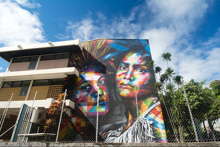 Street-art, portraits colorés de tahitiennes par Kobra, Collège La Mennais à Papeete.