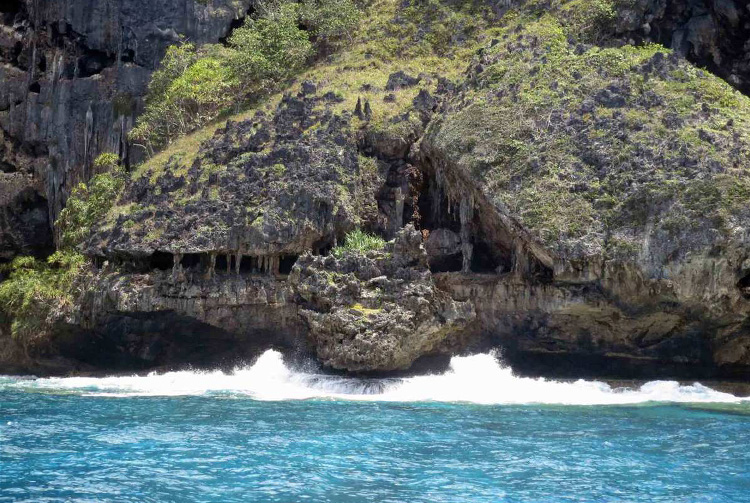 La grotte en dentelles de Rurutu, vue de la mer. Photo isaetchristianatahiti