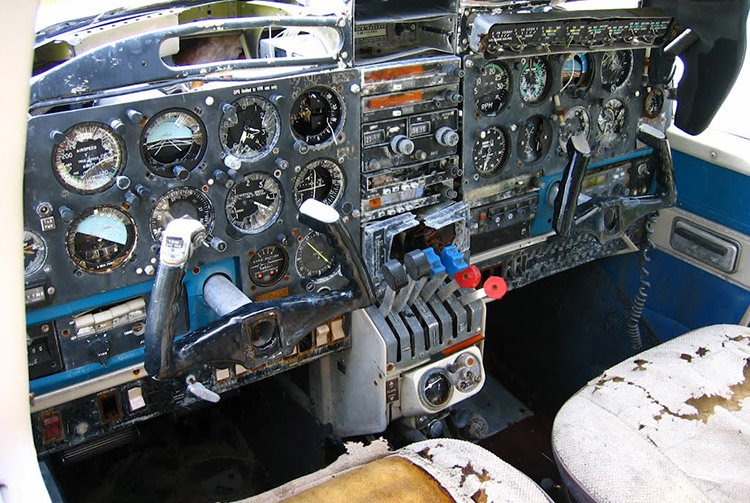 Epave d'avion sur l'ancien piste d'aviation de l'atoll de Arutua. Photo Mermoz