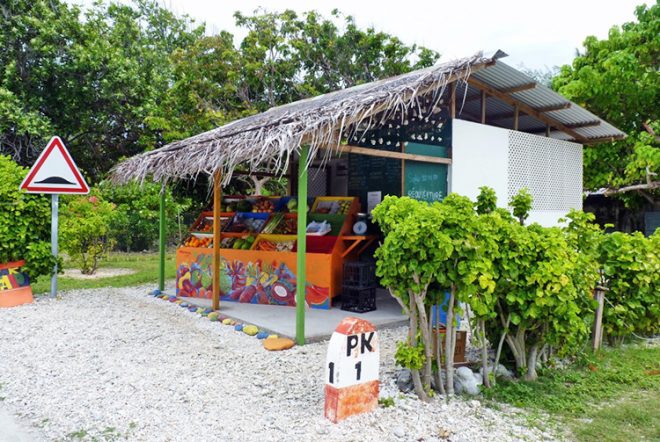 Magasin de fruits et légumes à Rotoava, atoll de Fakarava