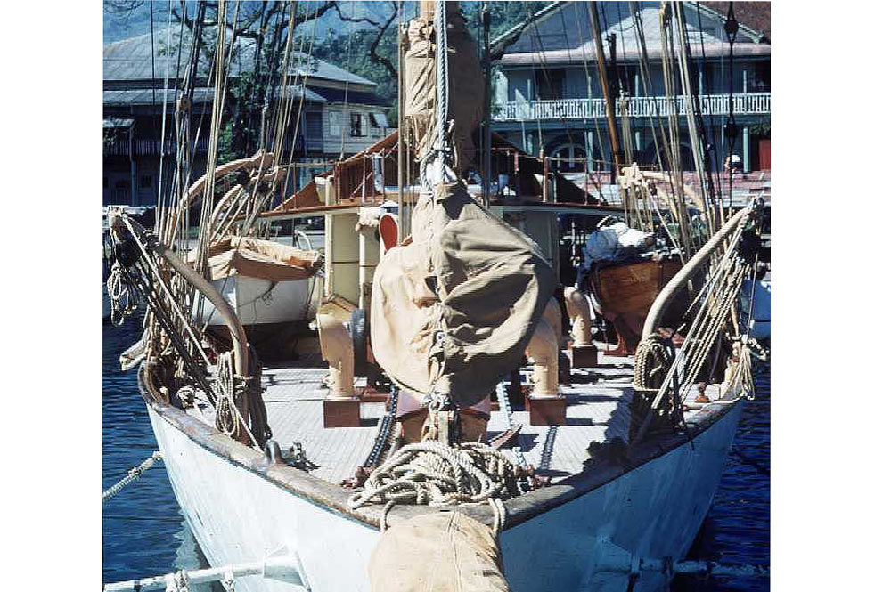 La goelette Te Vega devant le quai de Papeete, dans les années 1950