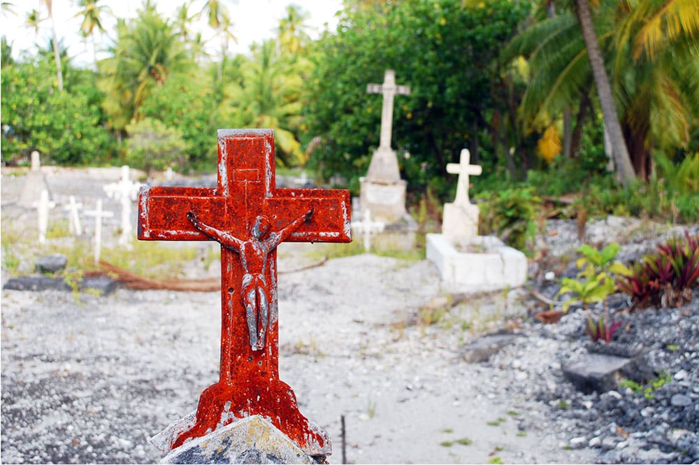 Croix rouillée du cimetière de Omoho, à Takume