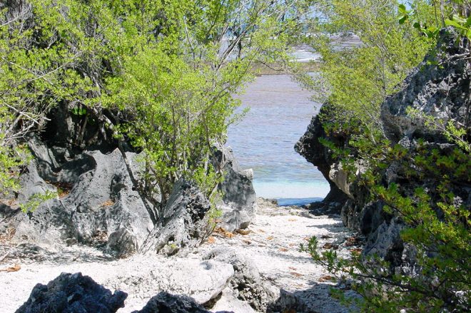 Bain et cloche de Hina, a Tikehau © Tahiti Heritage